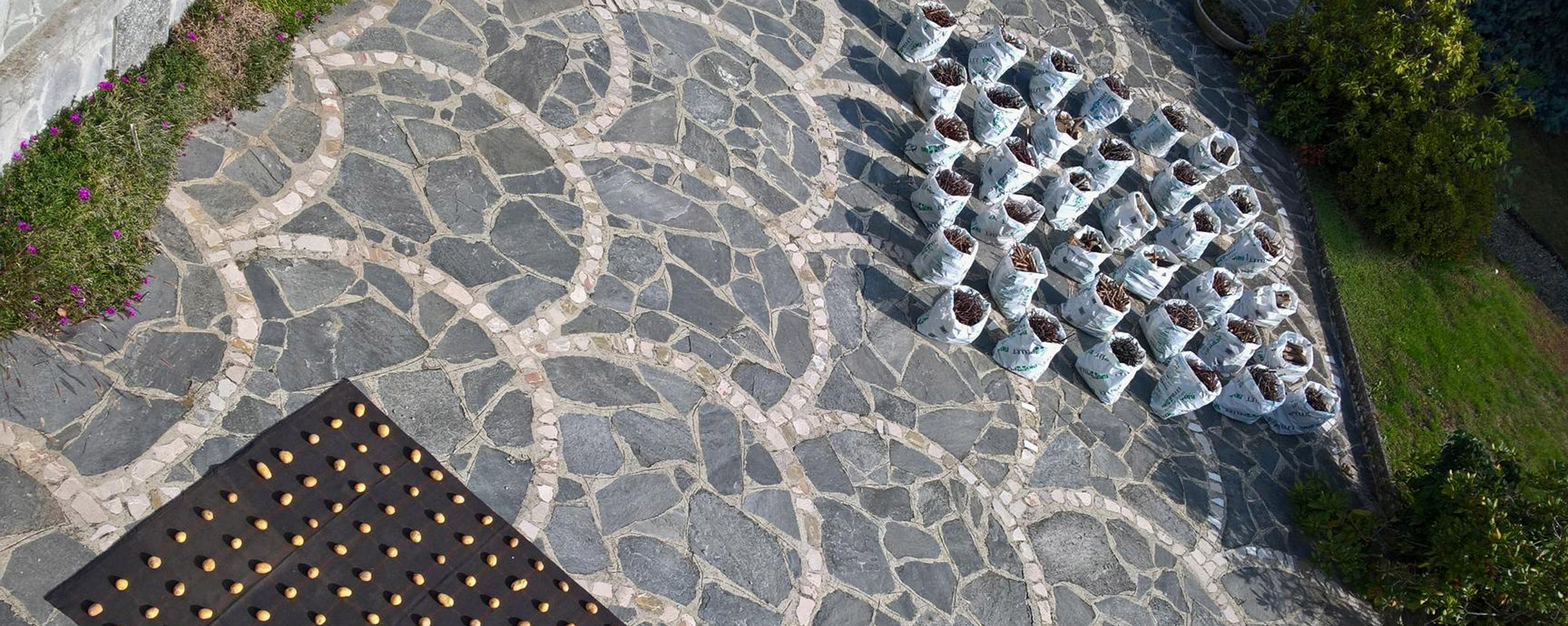 cortile e giardino di casa debernardi. opere di paola zorzi a sin. e graziano debernardi
