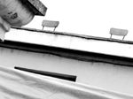 novaceta: due sedie sul tetto della fabbrica